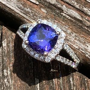Stunning Tanzanite Ring: 14K White Gold, Diamonds